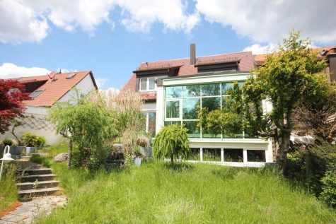 Einfamilienhaus in Grenzbauweise mit raffiniertem Wintergartenkonzept und XXL-Garage am Waldrand, 70597  Stuttgart, Doppelhaushälfte