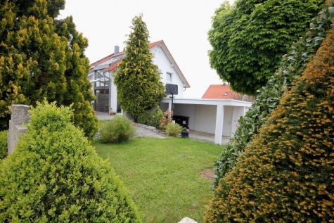 Einfamilienhaus in Grenzbauweise mit pfiffiger Architektur, Galerieambiente, Carport und Garage, 72766 Reutlingen, Doppelhaushälfte