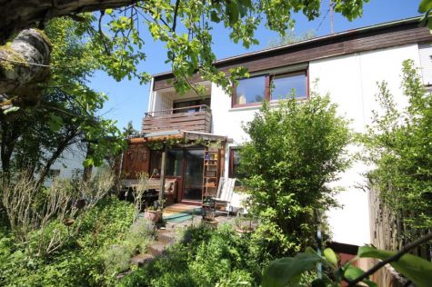 Einfamilienhaus in Grenzbauweise mit schönem Naturgartenambiente, Terrasse, Balkon und Garage, 72116 Mössingen-Bästenhardt, Doppelhaushälfte