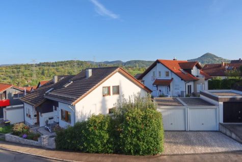 Wunderschönes Einfamilienhaus in Grenzbauweise mit Doppelgarage in Toplage von RT-Sondelfingen, 72766 Reutlingen, Doppelhaushälfte