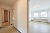 Charmantes Mehrfamilienhaus mit Ladeneinheit, Außenstellplätzen, Balkonen und Sanierungsbedarf - 24004-SL-65