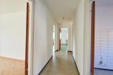 Charmantes Mehrfamilienhaus mit Ladeneinheit, Außenstellplätzen, Balkonen und Sanierungsbedarf - 24004-SL-57