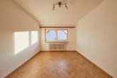 Charmantes Mehrfamilienhaus mit Ladeneinheit, Außenstellplätzen, Balkonen und Sanierungsbedarf - 24004-SL-54