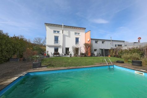 Traumhaus mit Pool, Halle, Praxis und Doppelgarage in Ortsrandlage von Riederich, 72585 Riederich, Einfamilienhaus