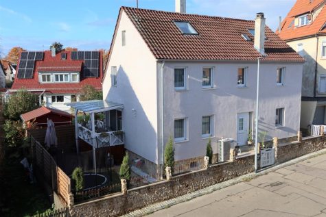 Kernsaniertes und freistehendes Einfamilienhaus in ruhiger Wohnlage von Betzingen, 72770 Reutlingen, Einfamilienhaus
